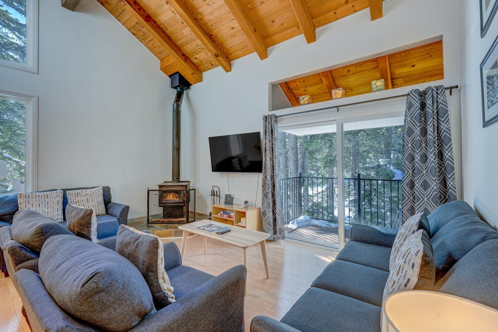 Charming Condo w/ Shared Hot Tub, Pool, Resort Amenities - Close to Ski & Beach