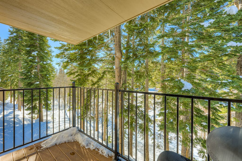 Charming Condo w/ Shared Hot Tub, Pool, Resort Amenities - Close to Ski & Beach