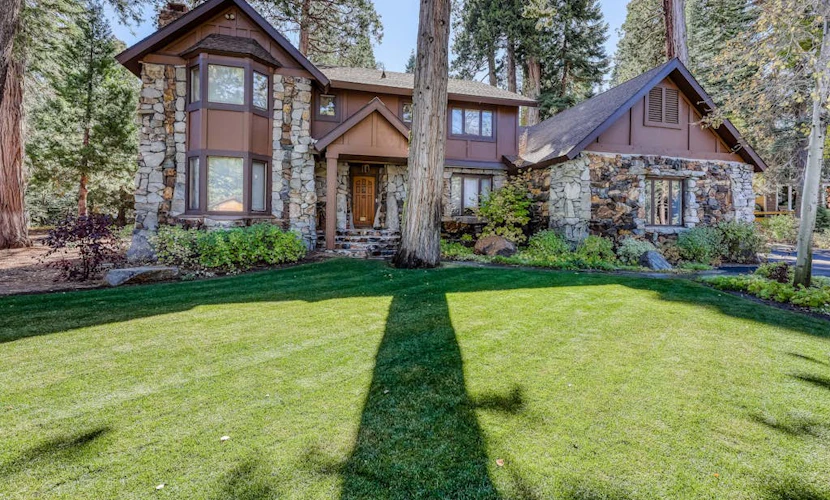 Family-friendly home w/ a beautiful yard & deck - close to the lake & ski slopes