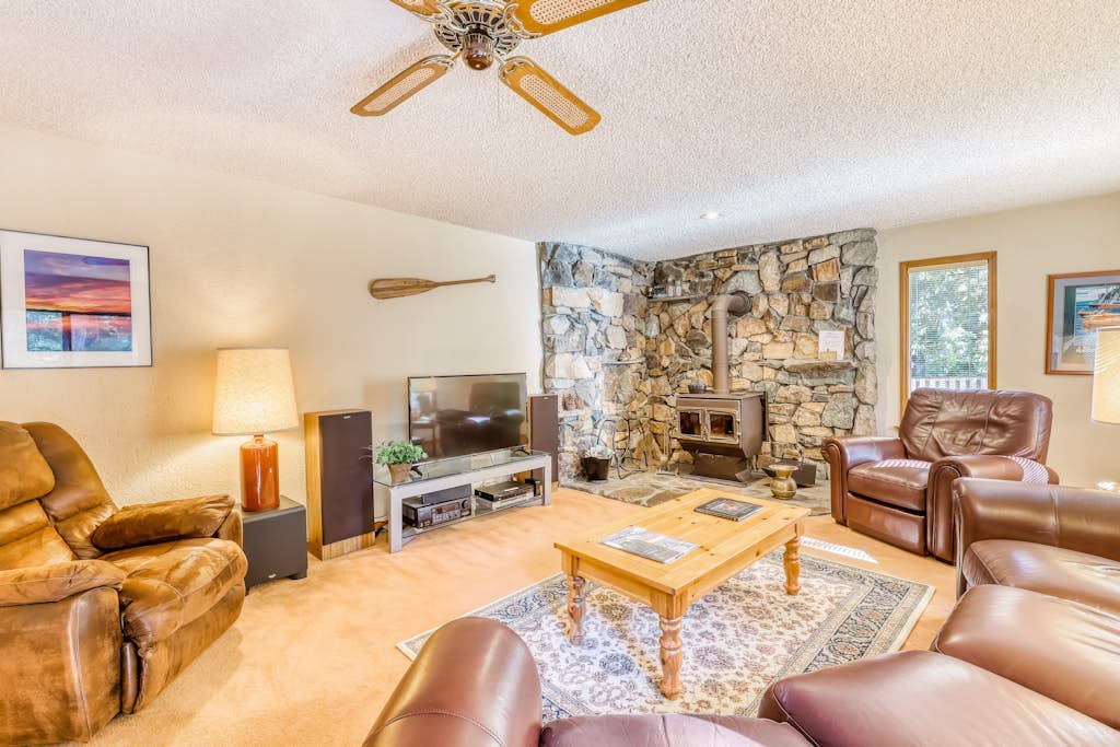 Family-friendly home w/ a beautiful yard & deck - close to the lake & ski slopes