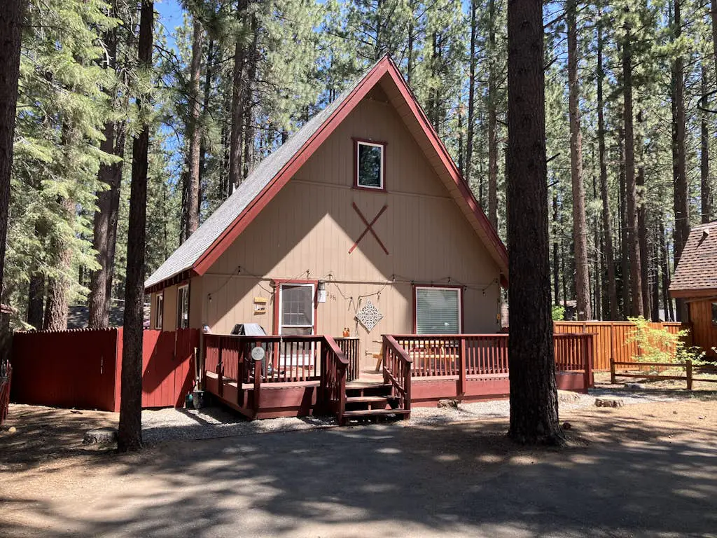 All-season, dog-friendly cabin with fireplace & deck - near Heavenly & beach