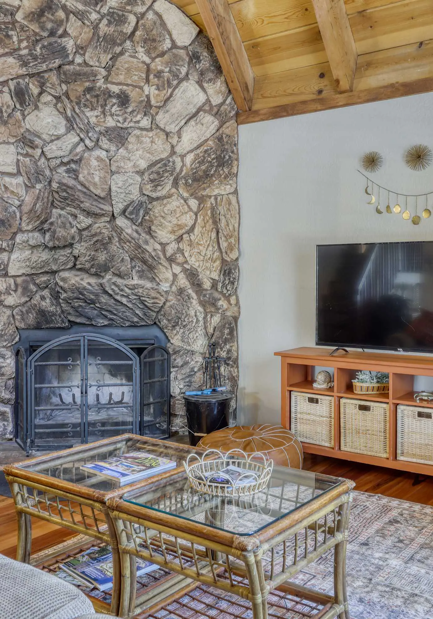 All-season, dog-friendly cabin with fireplace & deck - near Heavenly & beach