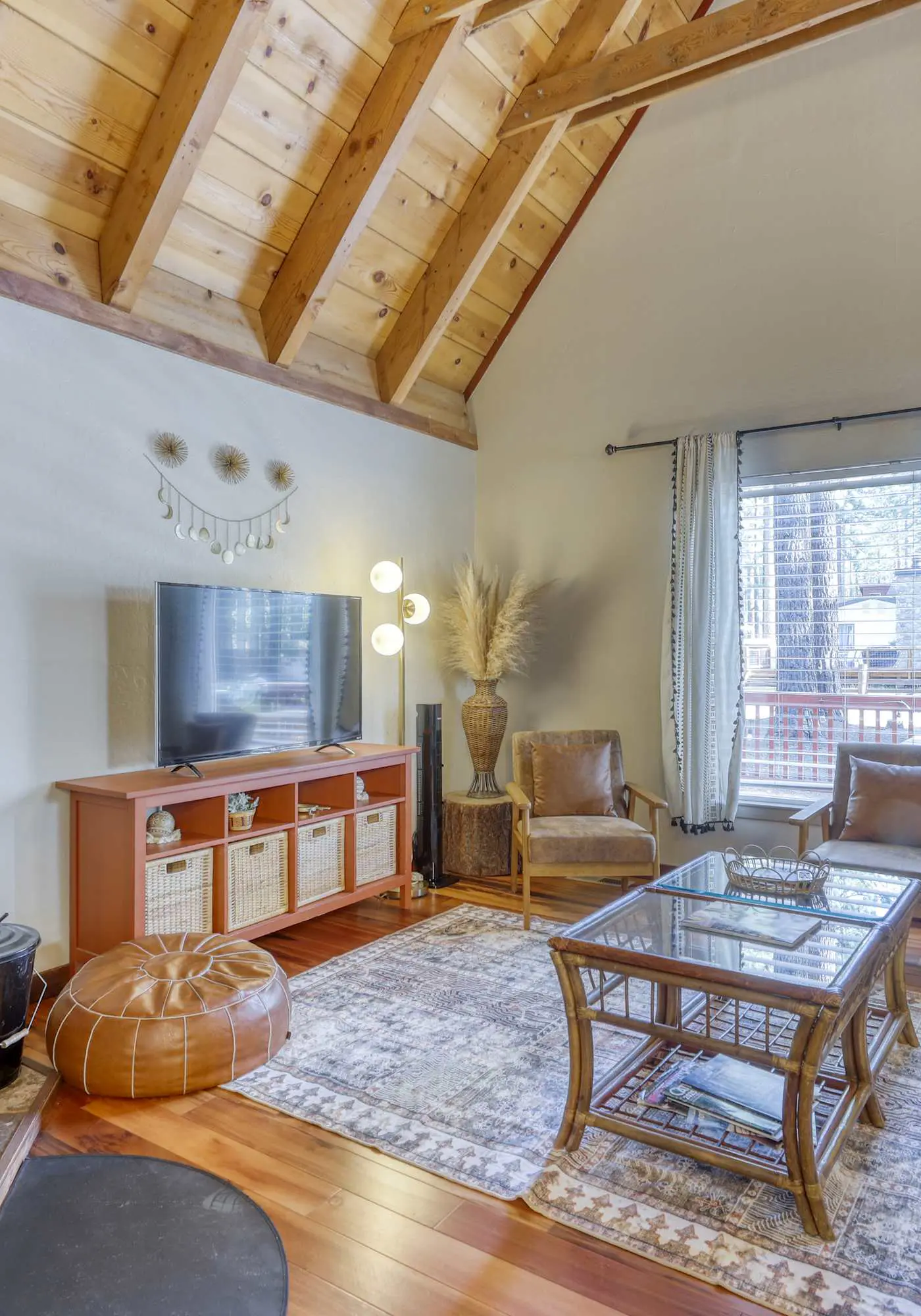 All-season, dog-friendly cabin with fireplace & deck - near Heavenly & beach