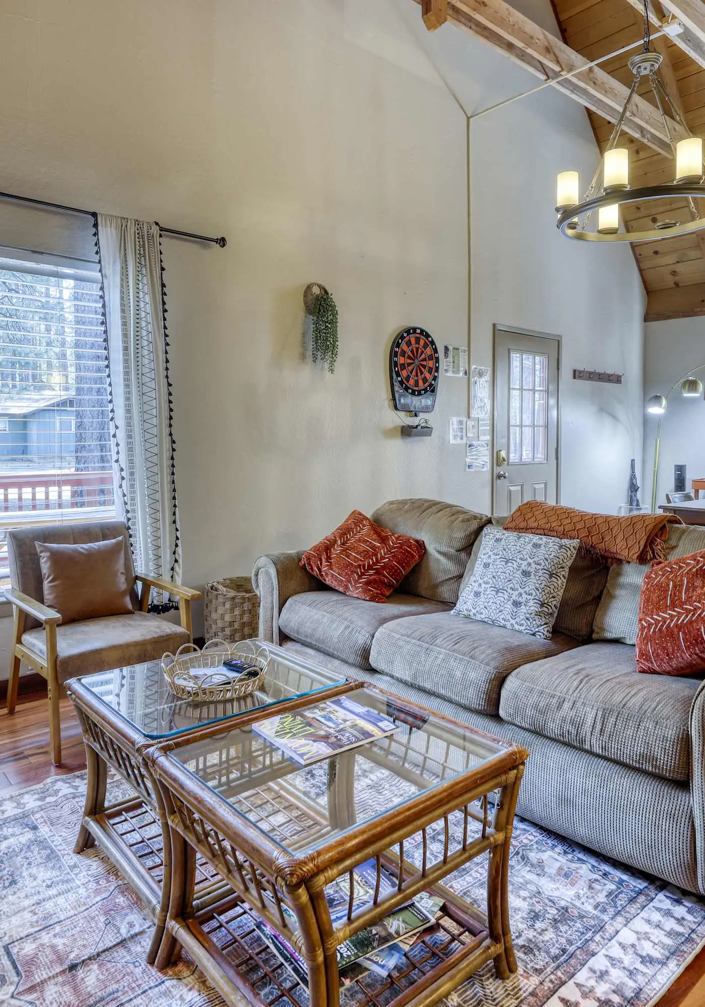 All-season, dog-friendly cabin with fireplace & deck - near Heavenly & beach