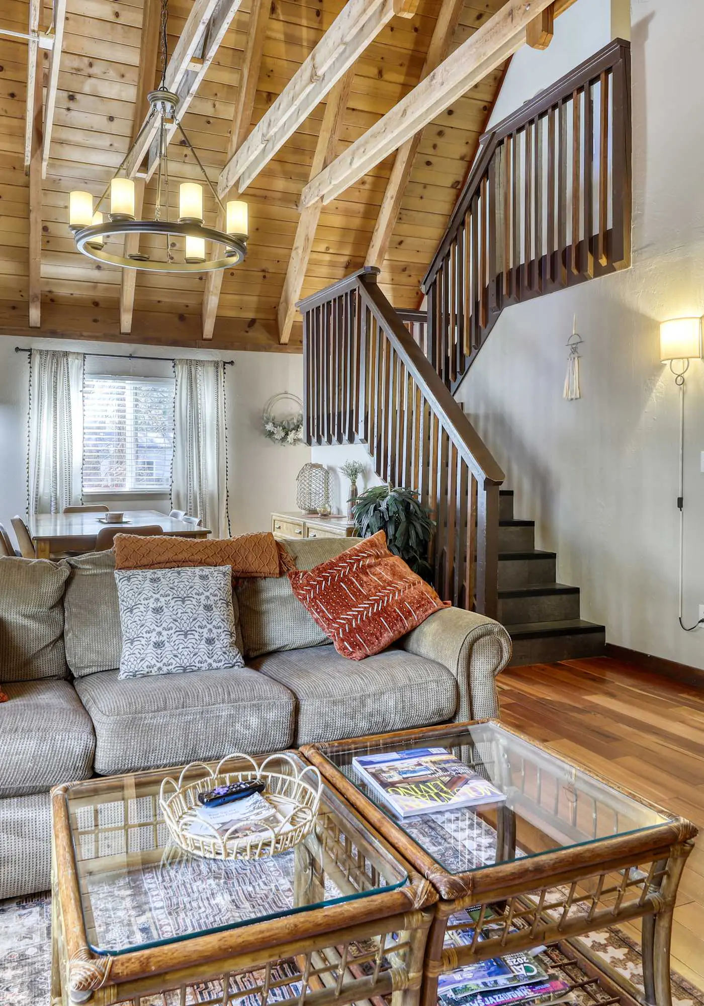 All-season, dog-friendly cabin with fireplace & deck - near Heavenly & beach