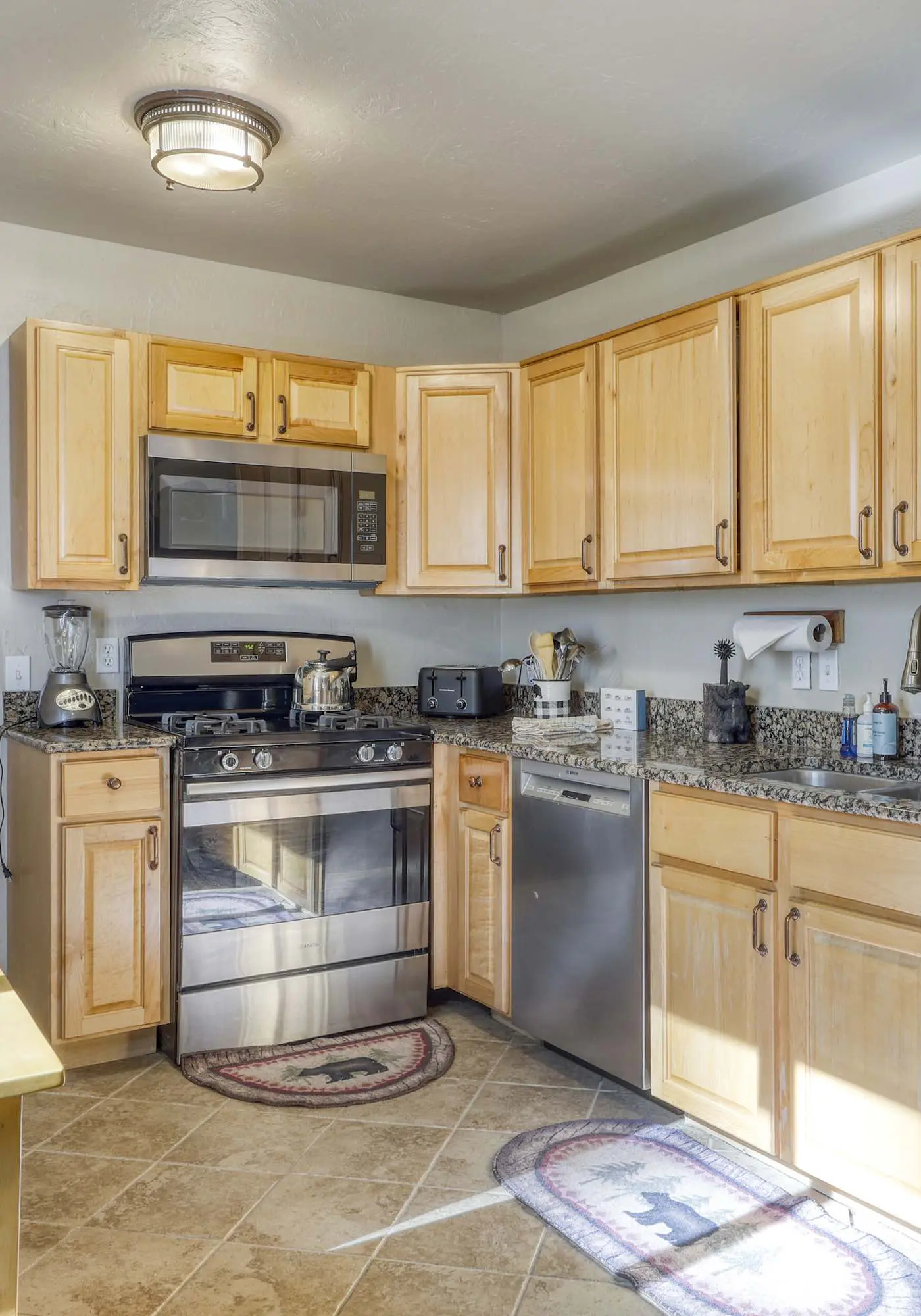 All-season, dog-friendly cabin with fireplace & deck - near Heavenly & beach