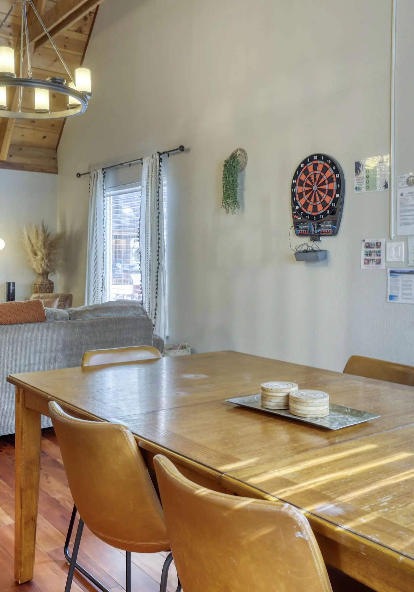 All-season, dog-friendly cabin with fireplace & deck - near Heavenly & beach