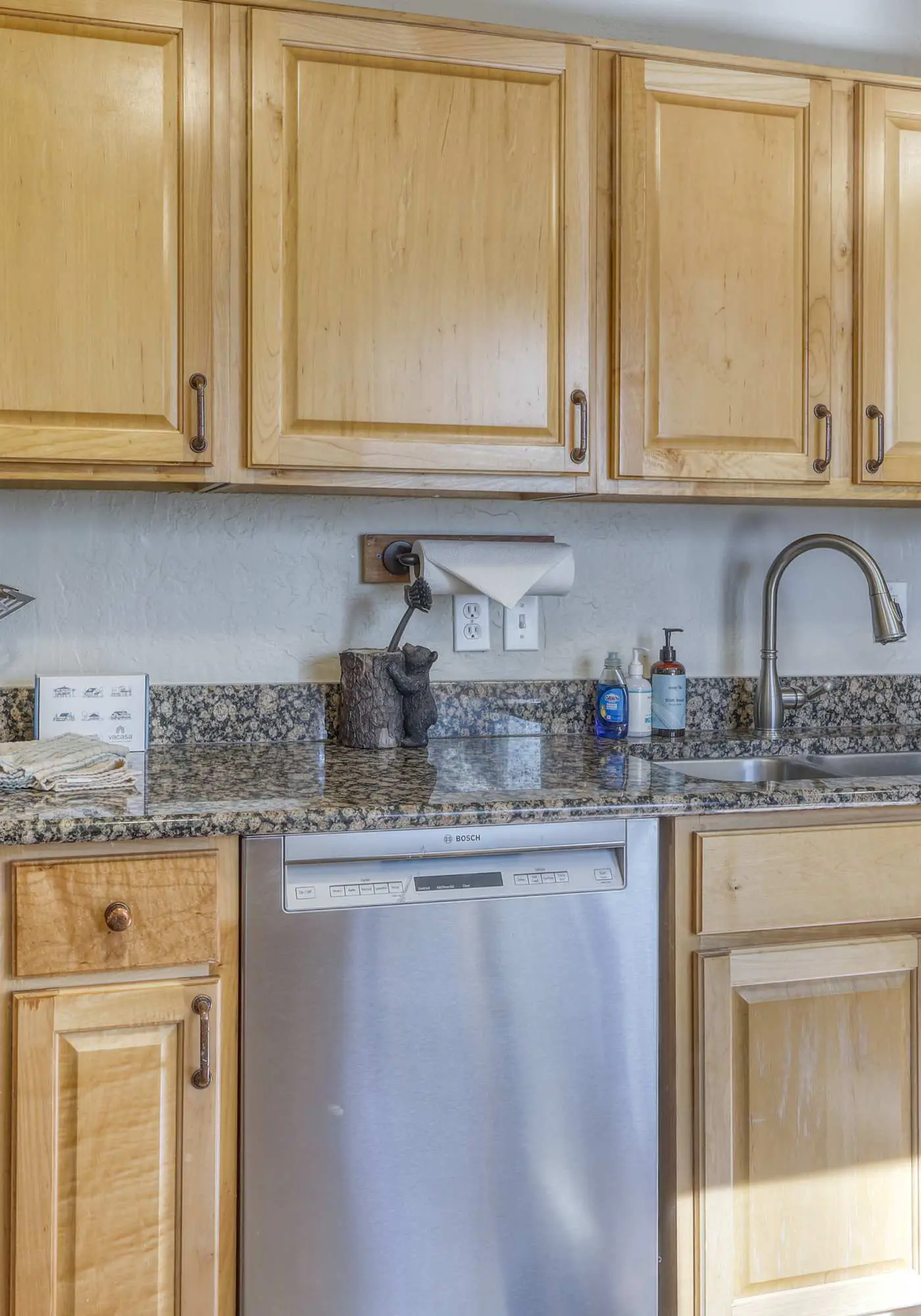 All-season, dog-friendly cabin with fireplace & deck - near Heavenly & beach