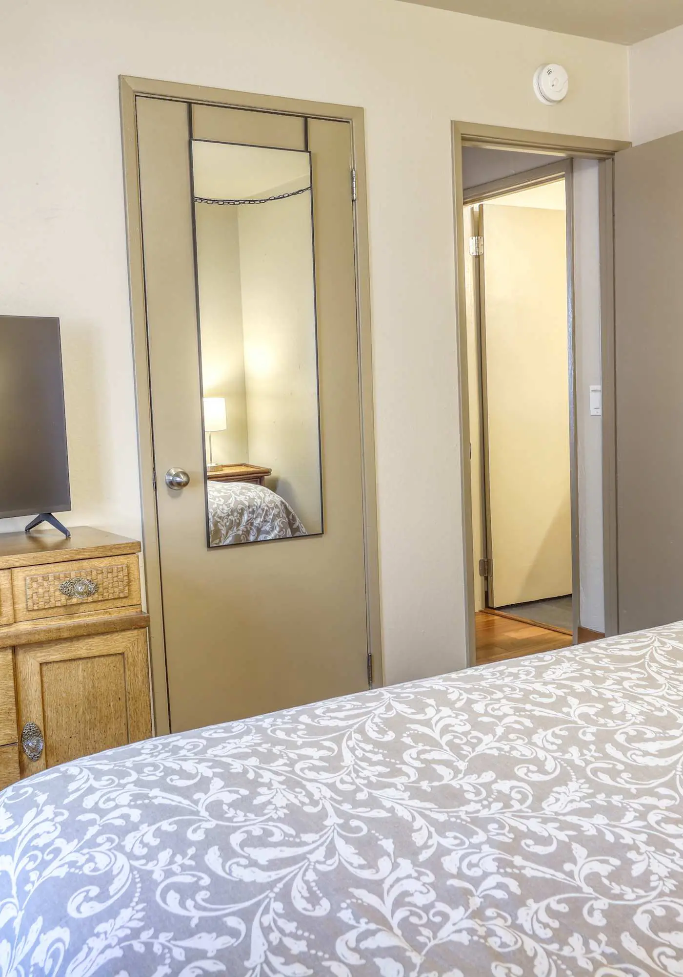 All-season, dog-friendly cabin with fireplace & deck - near Heavenly & beach