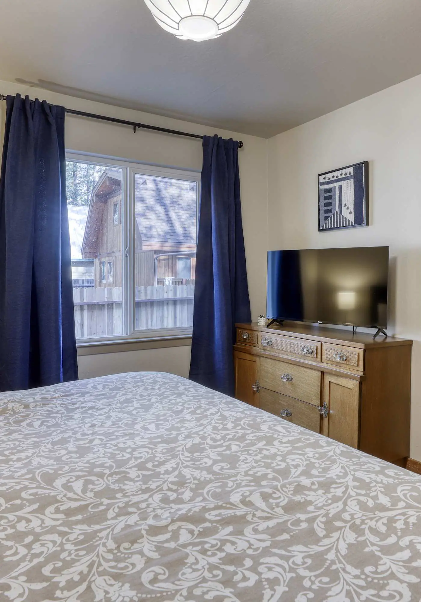 All-season, dog-friendly cabin with fireplace & deck - near Heavenly & beach