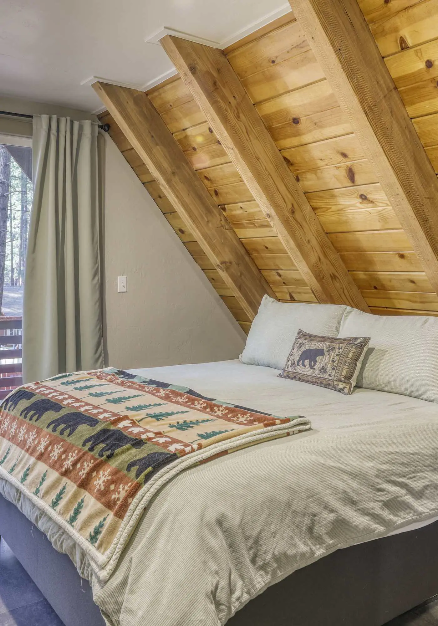 All-season, dog-friendly cabin with fireplace & deck - near Heavenly & beach