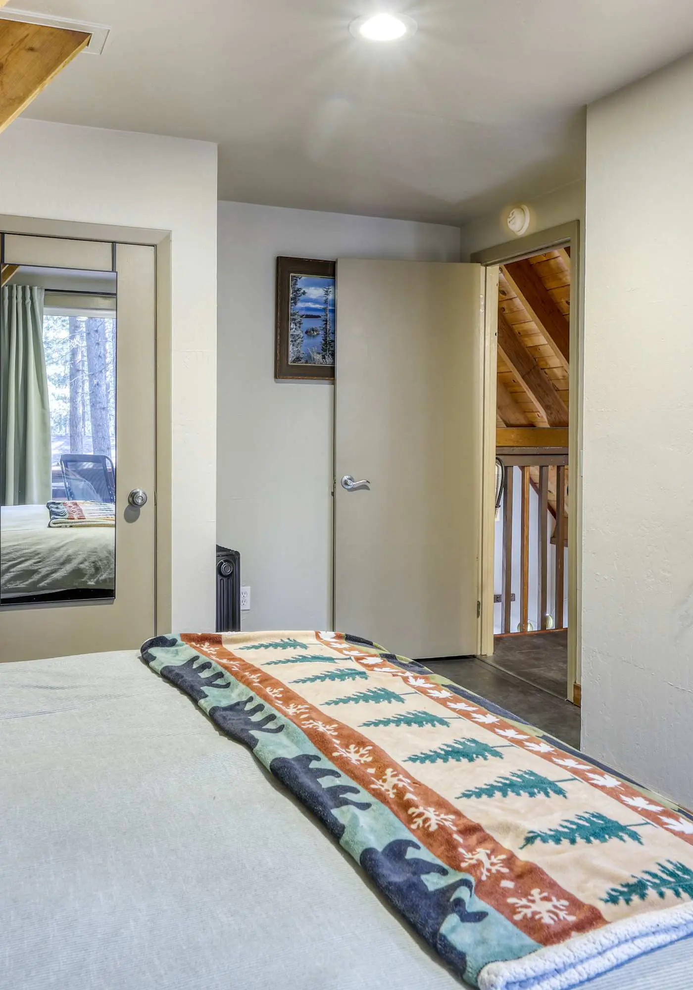 All-season, dog-friendly cabin with fireplace & deck - near Heavenly & beach