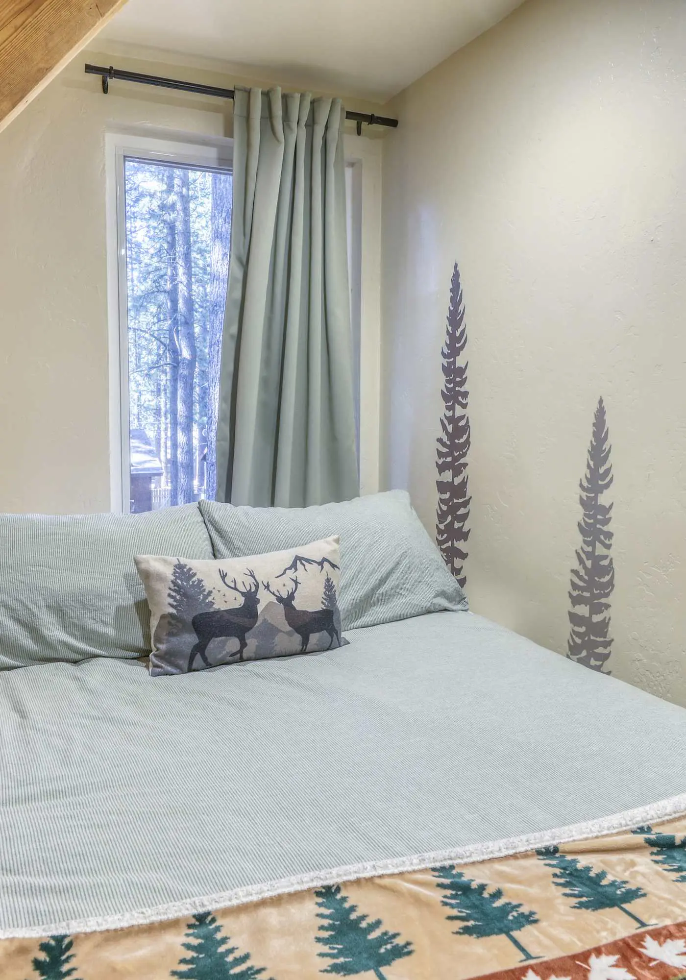 All-season, dog-friendly cabin with fireplace & deck - near Heavenly & beach
