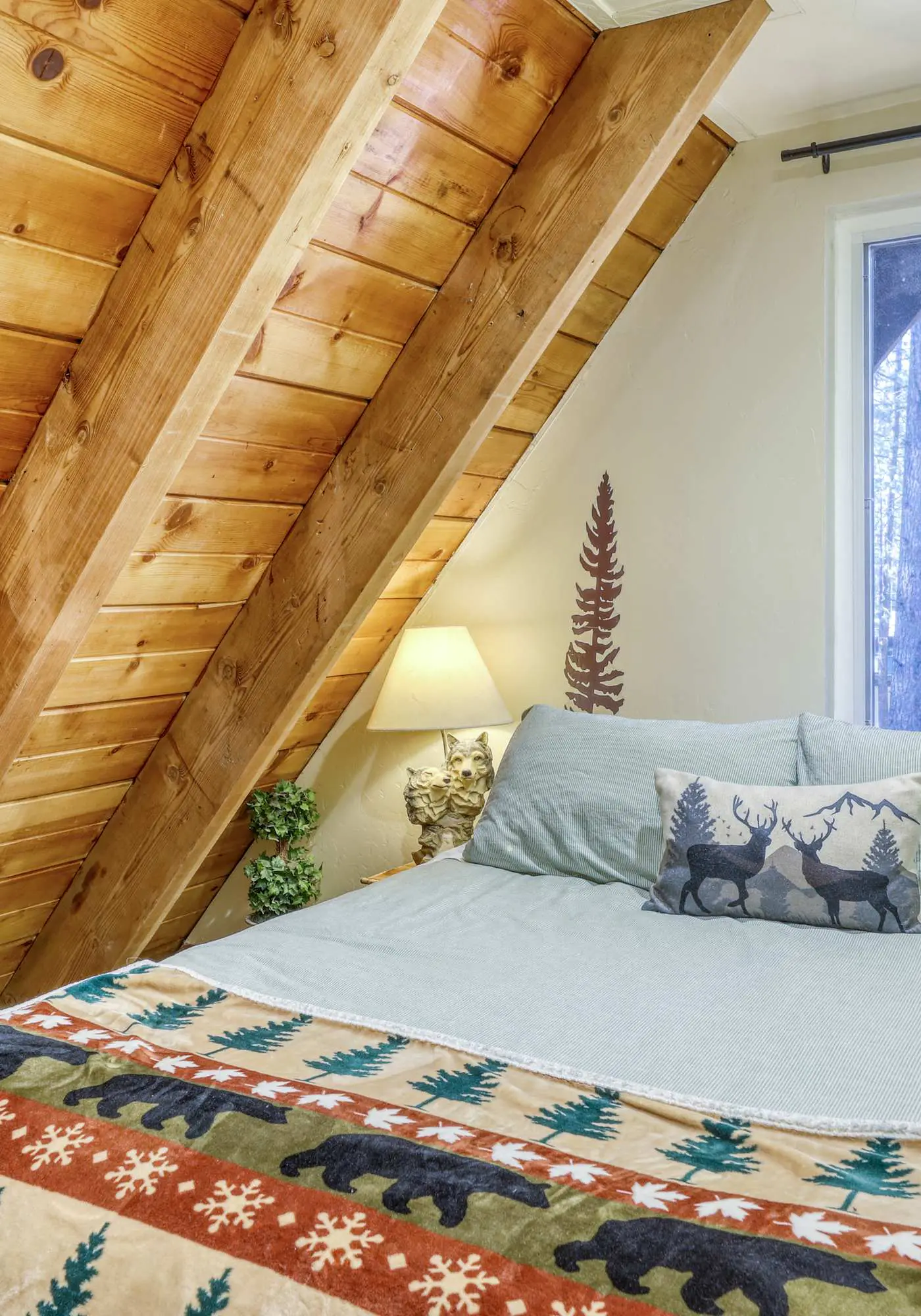 All-season, dog-friendly cabin with fireplace & deck - near Heavenly & beach