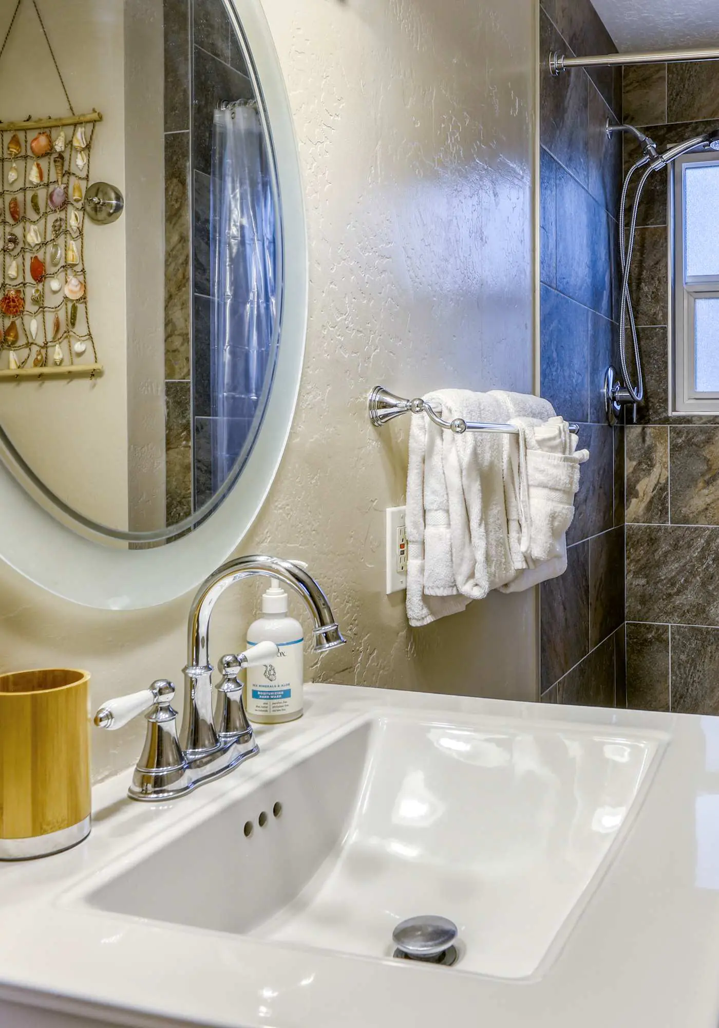 All-season, dog-friendly cabin with fireplace & deck - near Heavenly & beach