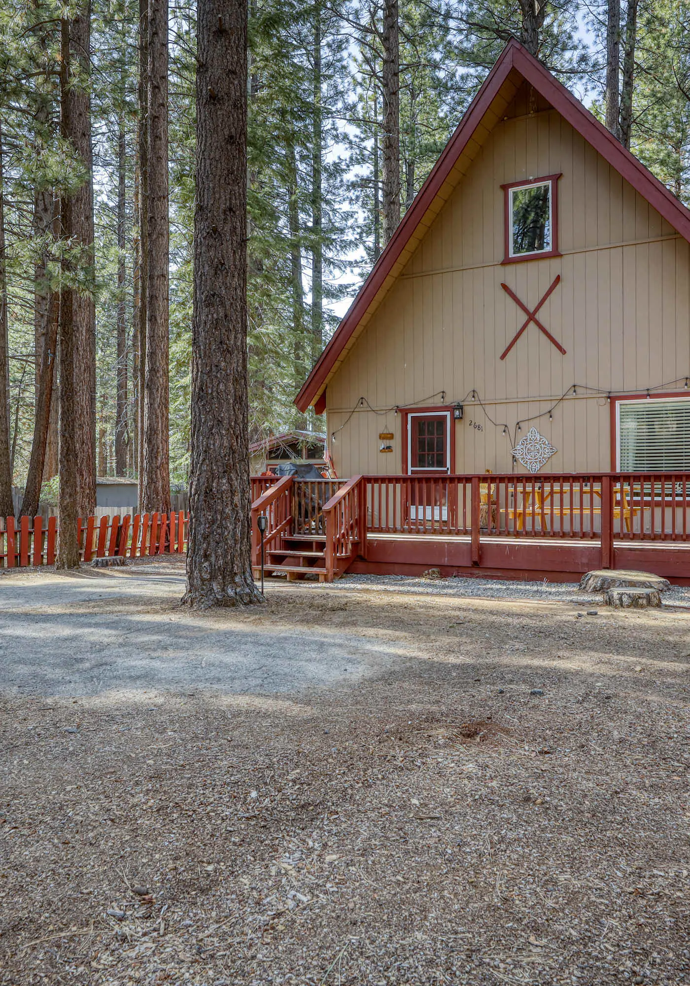 All-season, dog-friendly cabin with fireplace & deck - near Heavenly & beach