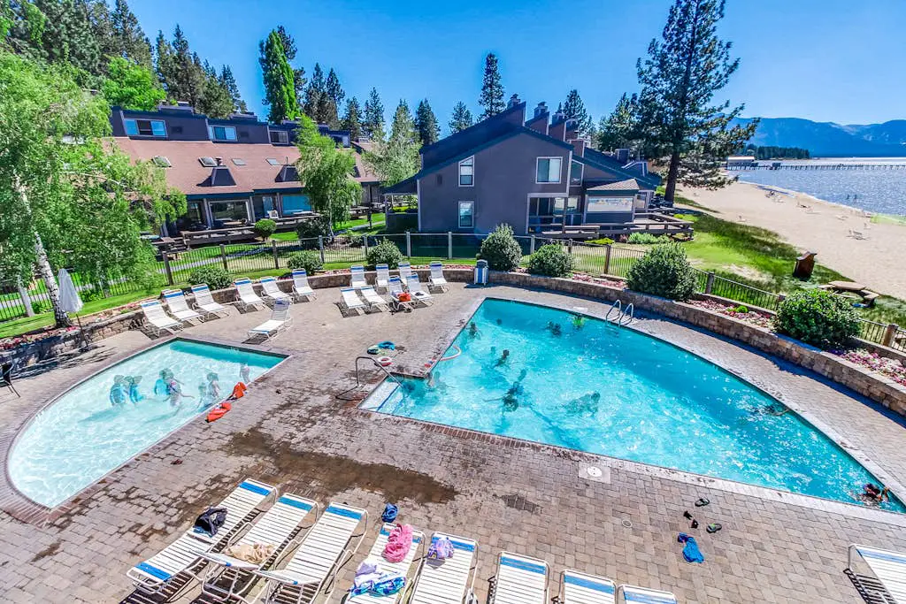 Stylish Condo - Private Beach Access, Shared Hot Tub, Pools, Marina & Firepit