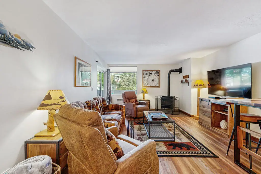 Stylish Condo - Private Beach Access, Shared Hot Tub, Pools, Marina & Firepit