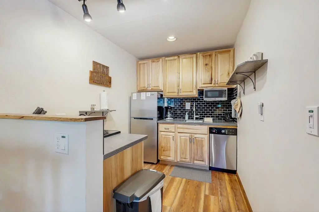 Stylish Condo - Private Beach Access, Shared Hot Tub, Pools, Marina & Firepit