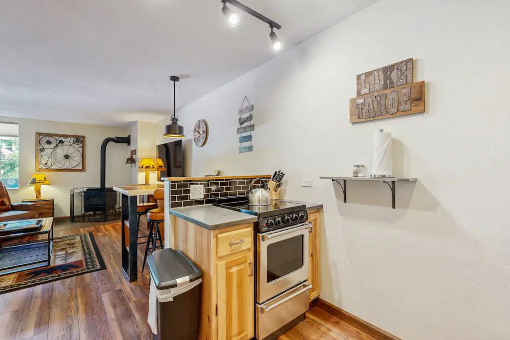 Stylish Condo - Private Beach Access, Shared Hot Tub, Pools, Marina & Firepit