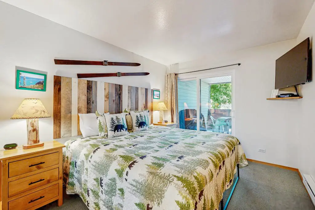 Stylish Condo - Private Beach Access, Shared Hot Tub, Pools, Marina & Firepit