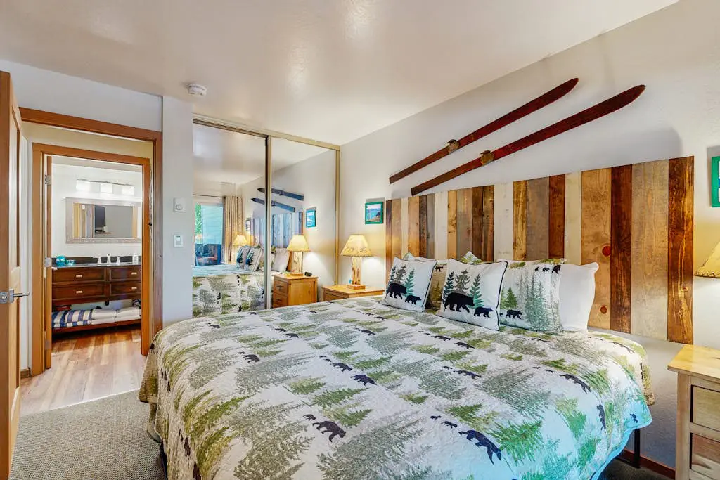 Stylish Condo - Private Beach Access, Shared Hot Tub, Pools, Marina & Firepit
