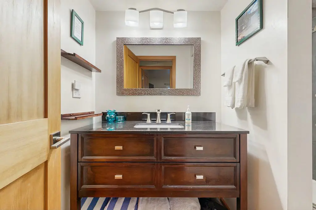 Stylish Condo - Private Beach Access, Shared Hot Tub, Pools, Marina & Firepit