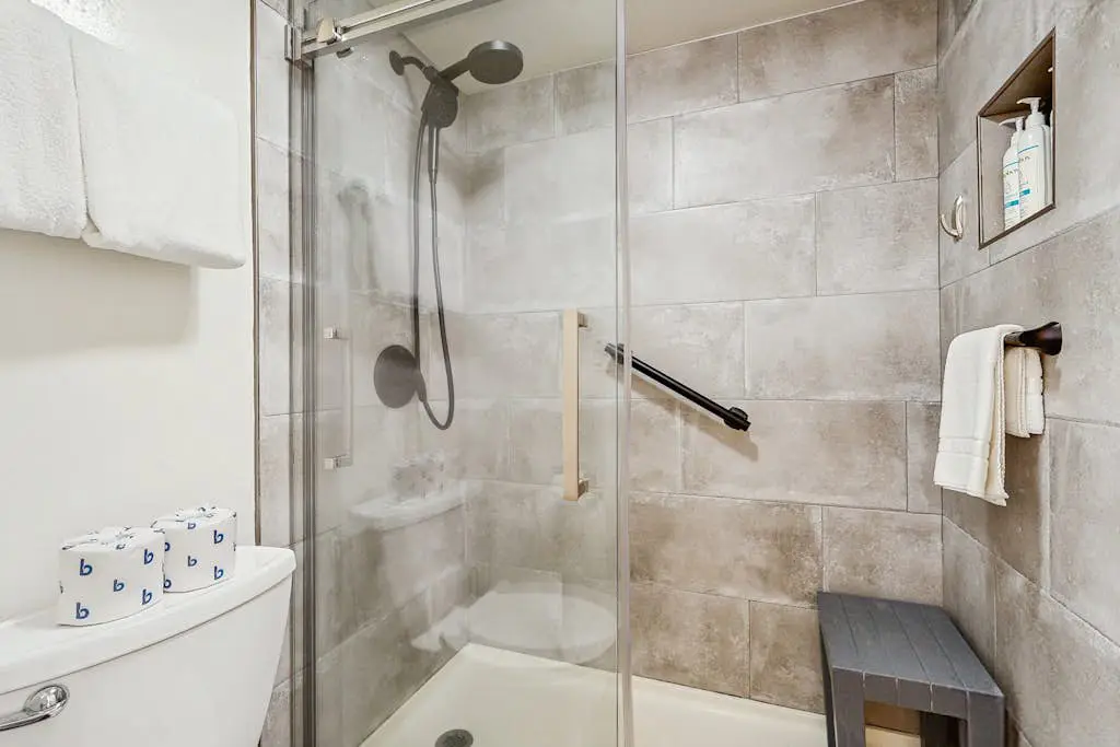 Stylish Condo - Private Beach Access, Shared Hot Tub, Pools, Marina & Firepit