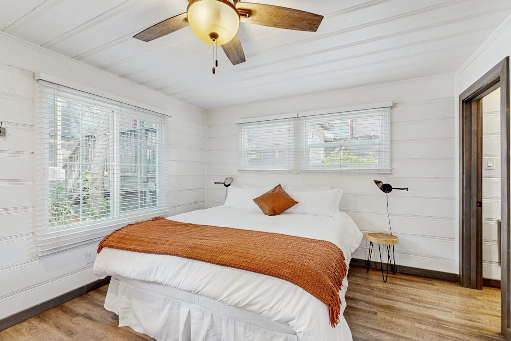 Renovated Studio with Full Kitchen & hot tub access-Walk to Lakeside Beach