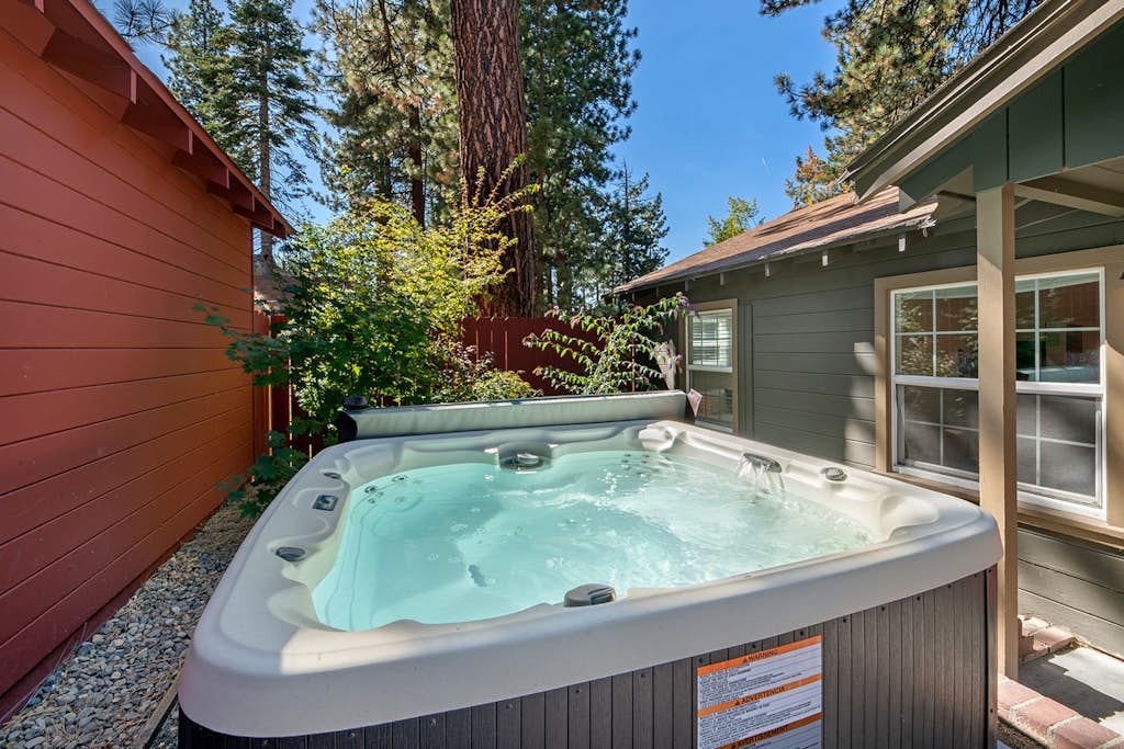 Renovated Studio with Full Kitchen & hot tub access-Walk to Lakeside Beach