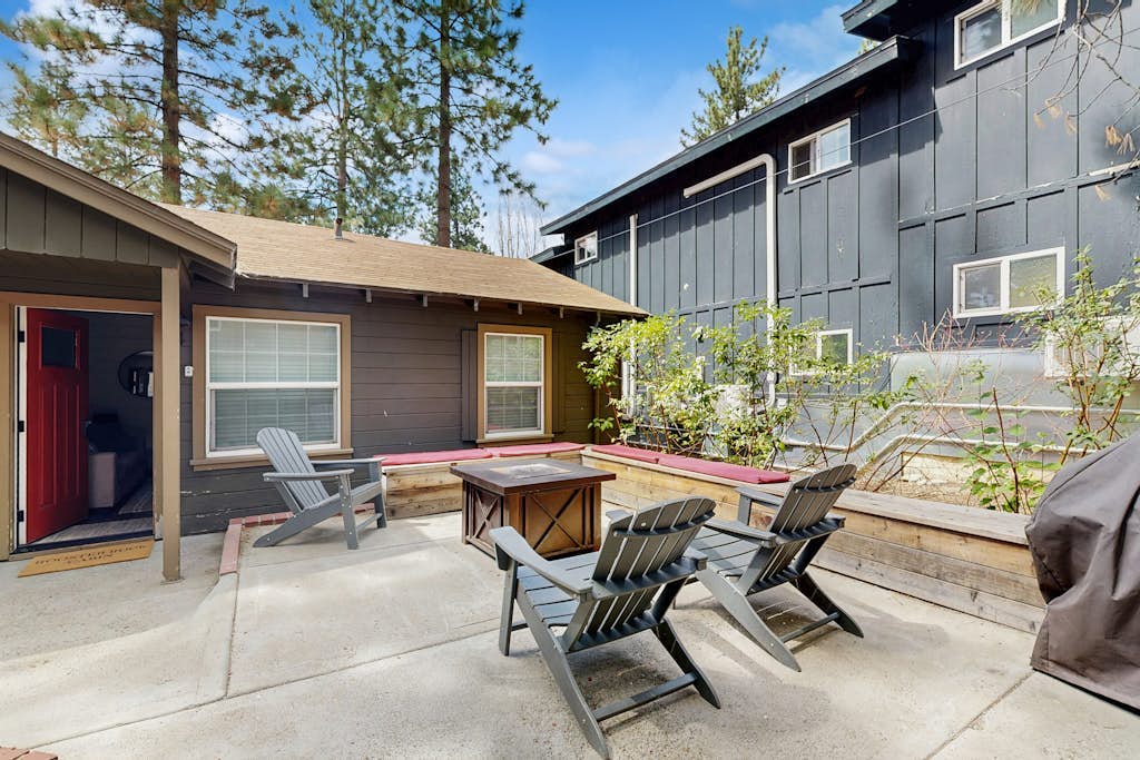 Renovated Studio with Full Kitchen & hot tub access-Walk to Lakeside Beach