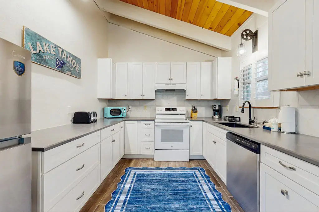 Ski-in-ski-out mountain view home with hot tub - hiking & activities nearby