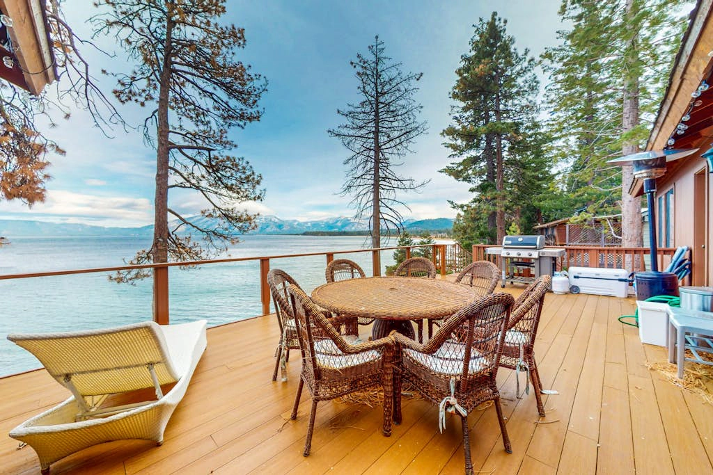 Lakefront gem with private beach - perfect for ski lease & summer break