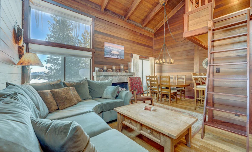 Rustic-chic condo with pool, sauna, hot tub, tennis, fireplace, game room & deck