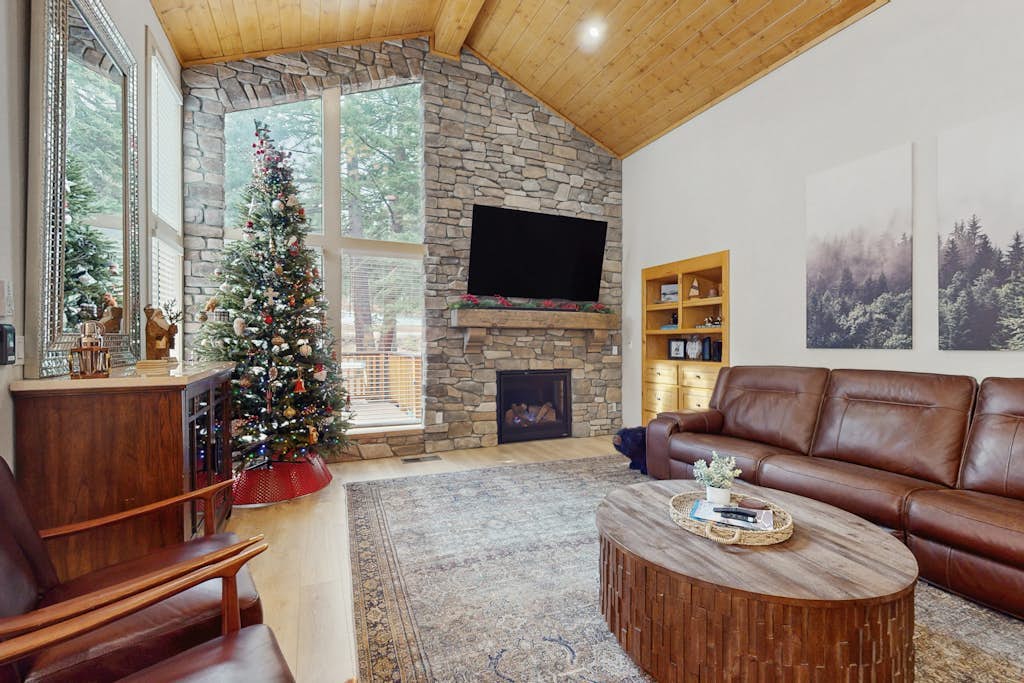 Magical mountain home with movie theater, 9-person hot tub & chef's kitchen