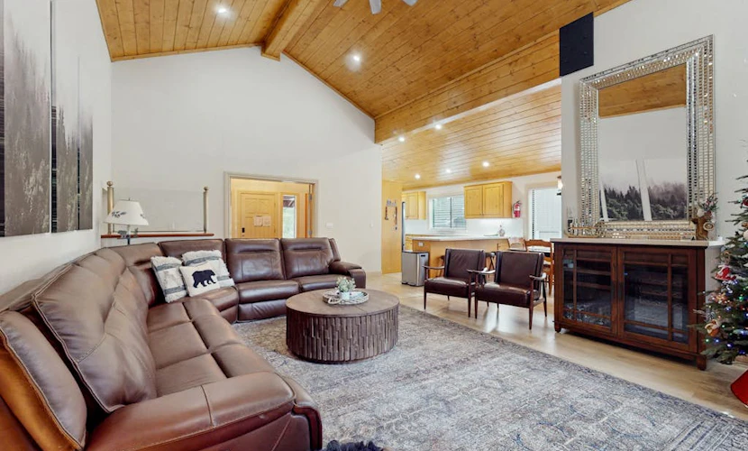 Magical mountain home with movie theater, 9-person hot tub & chef's kitchen