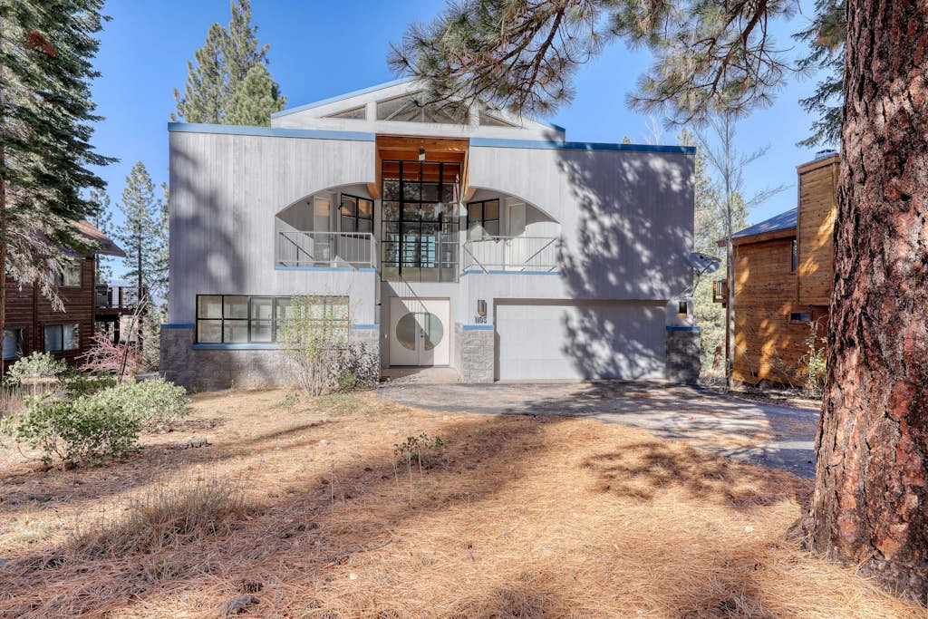 Unique circular home with wood fireplace, grill, & EV charger - dogs ok