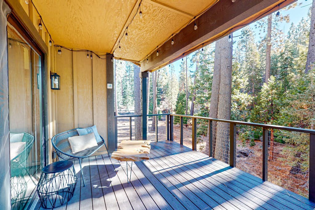 Stylish retreat near skiing & golf with fireplace, balcony, & views, sleeps 6