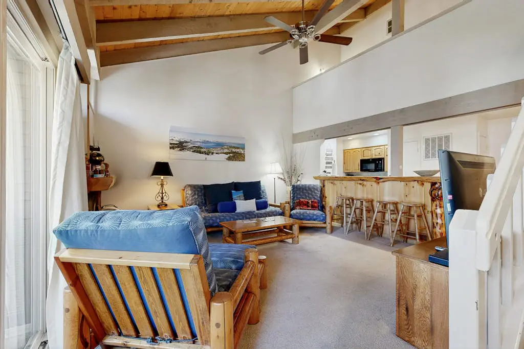 Lofted gem close to the lake with pool, hot tub, beach access & WiFi