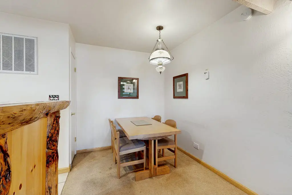 Lofted gem close to the lake with pool, hot tub, beach access & WiFi