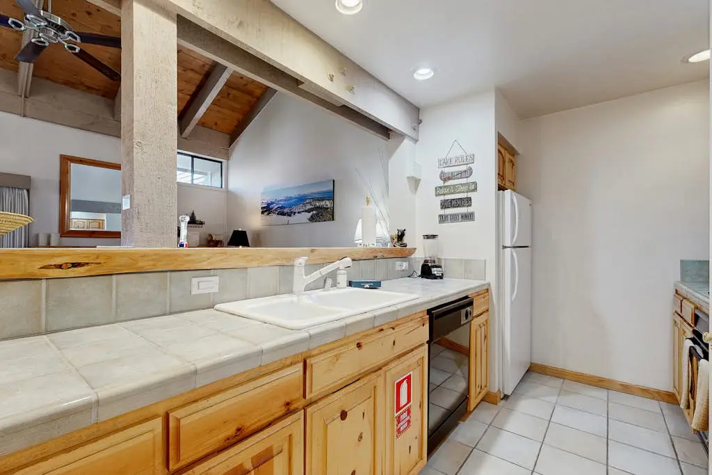 Lofted gem close to the lake with pool, hot tub, beach access & WiFi