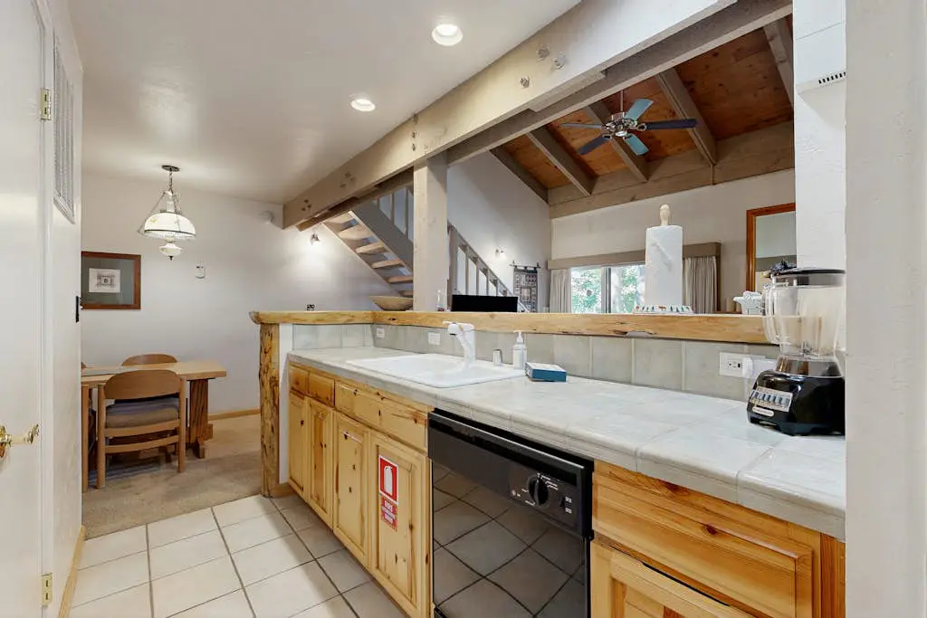 Lofted gem close to the lake with pool, hot tub, beach access & WiFi
