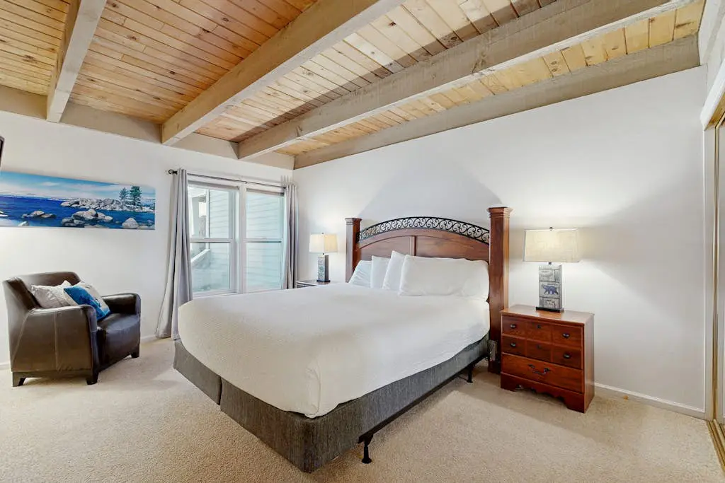 Lofted gem close to the lake with pool, hot tub, beach access & WiFi