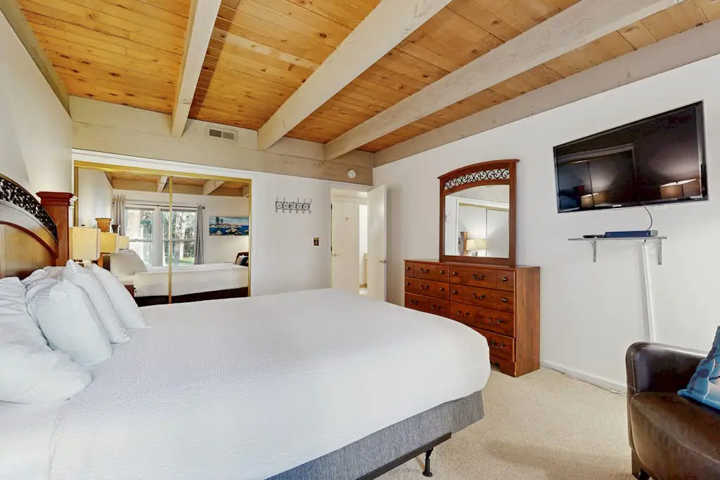 Lofted gem close to the lake with pool, hot tub, beach access & WiFi