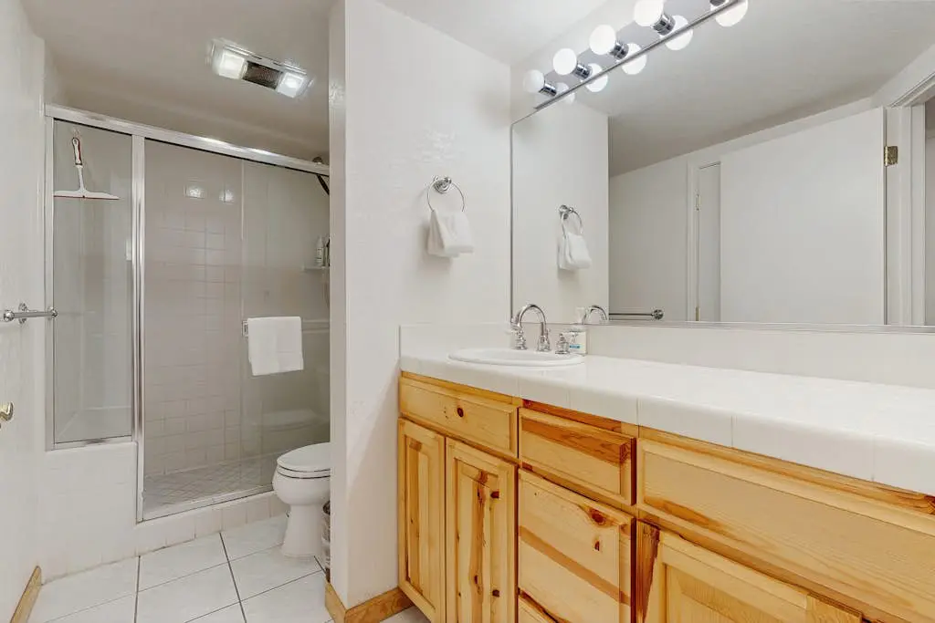 Lofted gem close to the lake with pool, hot tub, beach access & WiFi