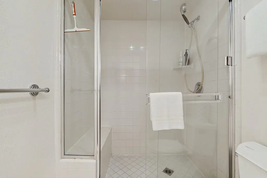 Lofted gem close to the lake with pool, hot tub, beach access & WiFi