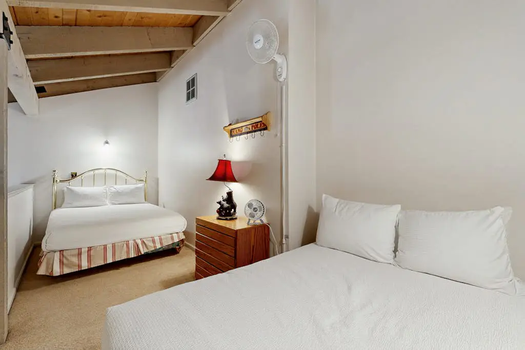 Lofted gem close to the lake with pool, hot tub, beach access & WiFi