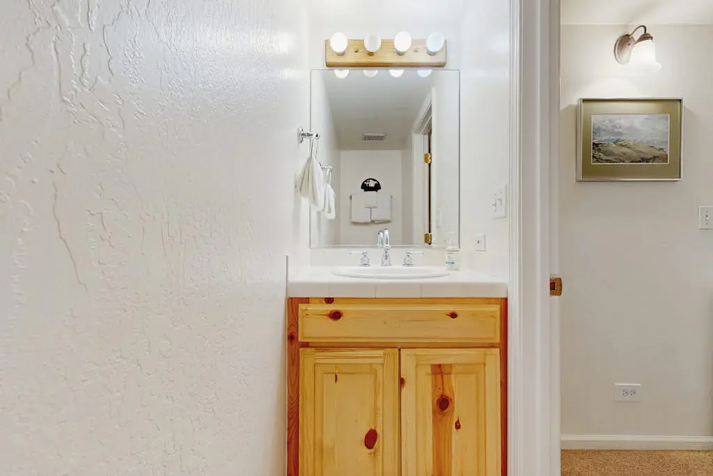 Lofted gem close to the lake with pool, hot tub, beach access & WiFi
