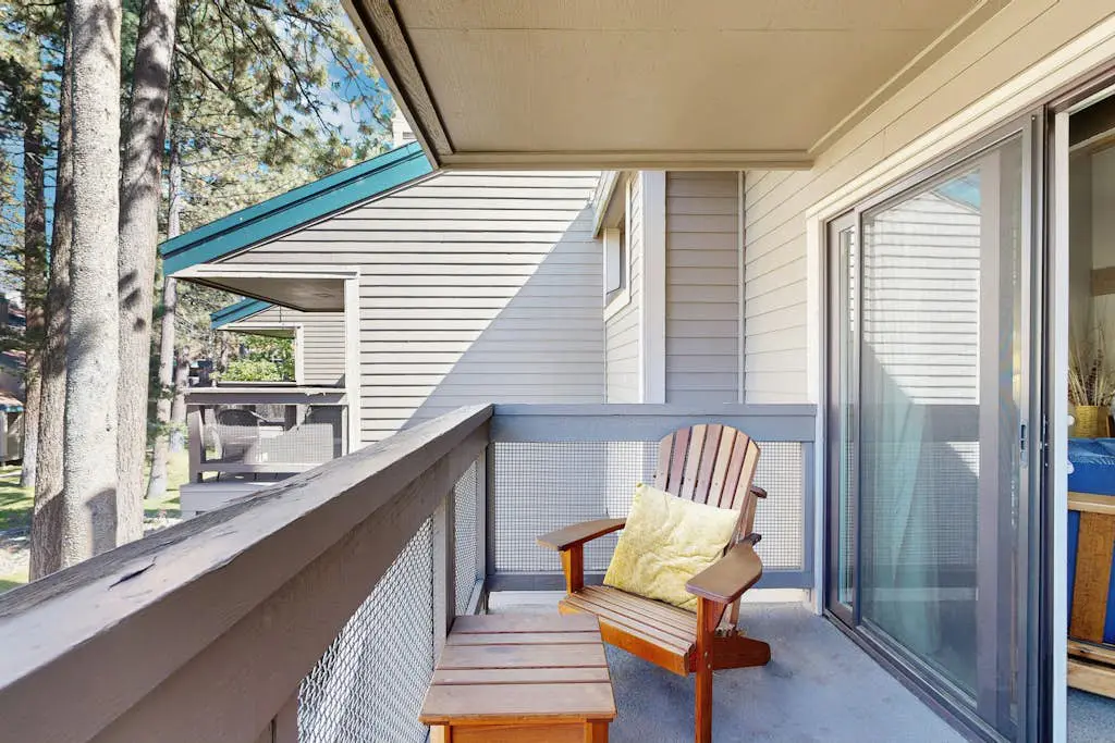 Lofted gem close to the lake with pool, hot tub, beach access & WiFi