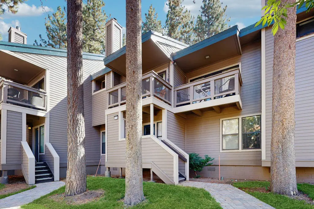 Lofted gem close to the lake with pool, hot tub, beach access & WiFi